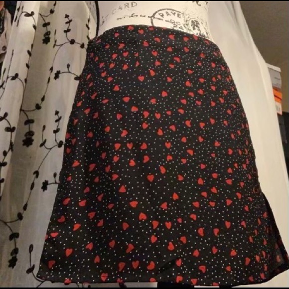 Mini skirt with Heart pattern. Size Large - Picture 2 of 7